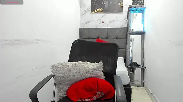 _tinny_jr's Live XXX Chat