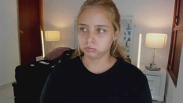 MikaelaStone's Live XXX Chat