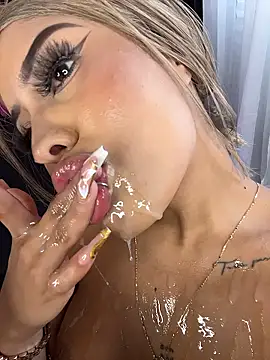 MystiqueXXX's Webcam Show