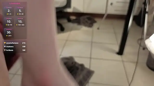 ScarletKitsunyaa's Webcam Show