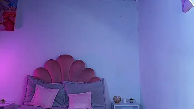 MiaColucci18's Live XXX Chat