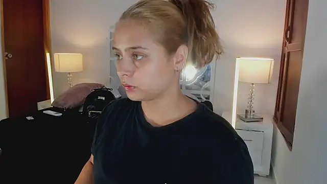 MikaelaStone's Live XXX Chat