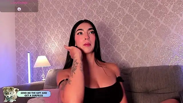 AriRobert_'s Live XXX Chat