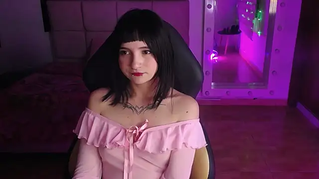 _Charlotte_Collins_'s Live XXX Chat