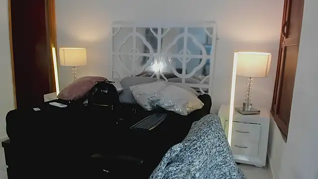 MikaelaStone's Live XXX Chat