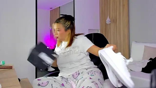 alma_fenix's Live XXX Chat