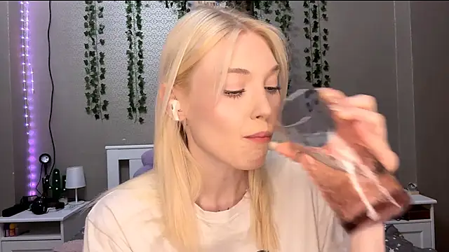 LlsabethHaze Show in webcam