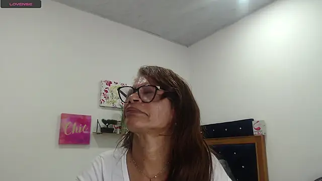 Chatroom XXX en direct de BustyMilf_