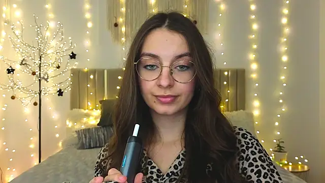 Real_cutie1 Show in webcam