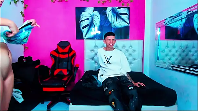 XXX chat uživo modela MiaAndTeylor