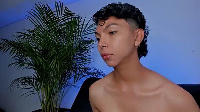 Chat +18 de xhenisa_ ao vivo