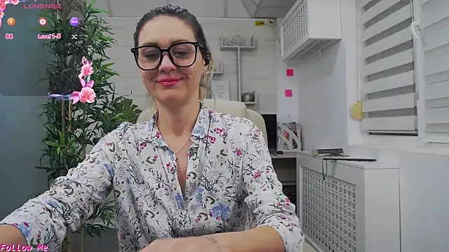 EllaMilf_ 现场XXX聊天