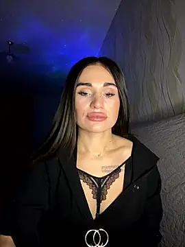 Chatroom XXX en direct de MonikaSi