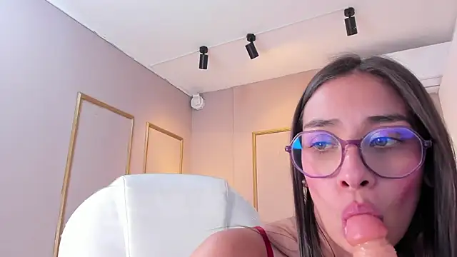 NahimiThompson's Live XXX Chat