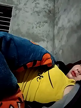 vangkt-cute's Live XXX Chat