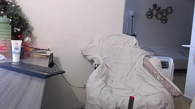 Chatroom XXX en direct de MIYESSI