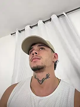 Chat XXX en directo de NoahhBrown