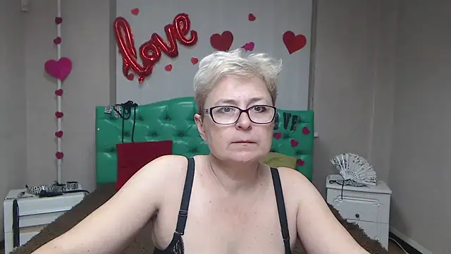 EmiliaGree's Live XXX Chat