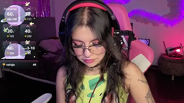 larah_uwu's Live XXX Chat