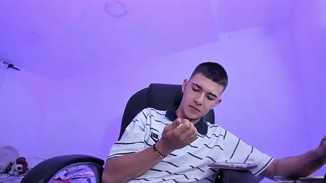 Aleck_Boy: απευθείας συνομιλία ΧΧΧ