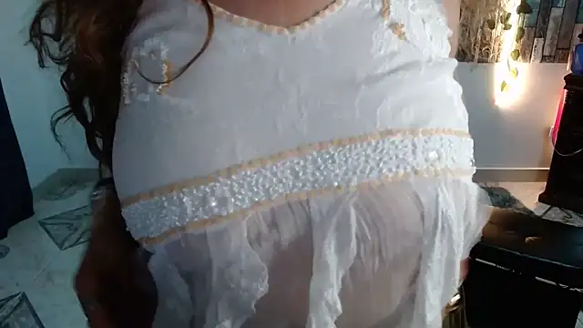 Pertunjukan Kamera Web KarimaSarabe