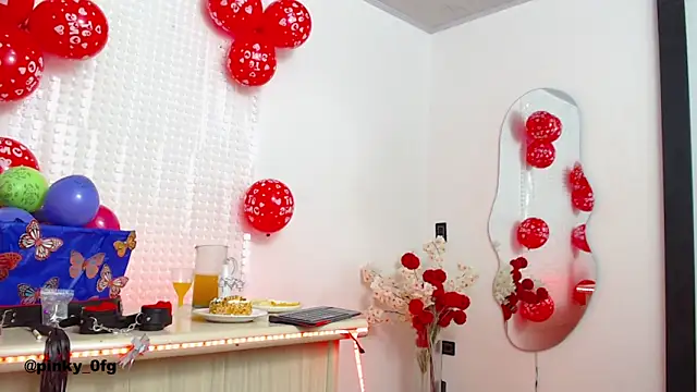 pinky_f00x's Live XXX Chat