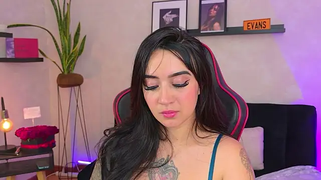 EmmyEvans1's Live XXX Chat