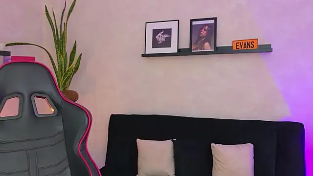 EmmyEvans1's Live XXX Chat