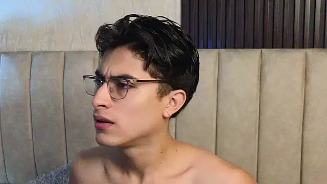 Aaron_Eze's Live XXX Chat