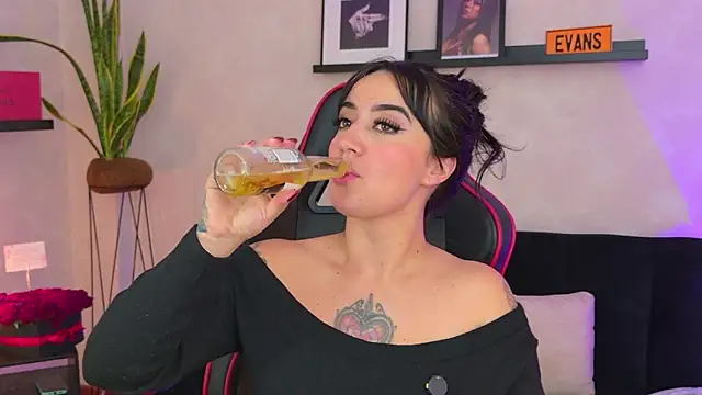 EmmyEvans1's Live XXX Chat