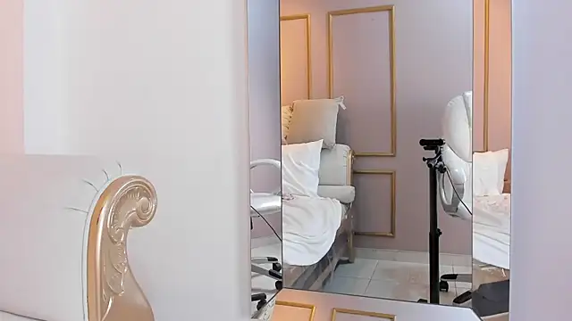 NahimiThompson's Live XXX Chat