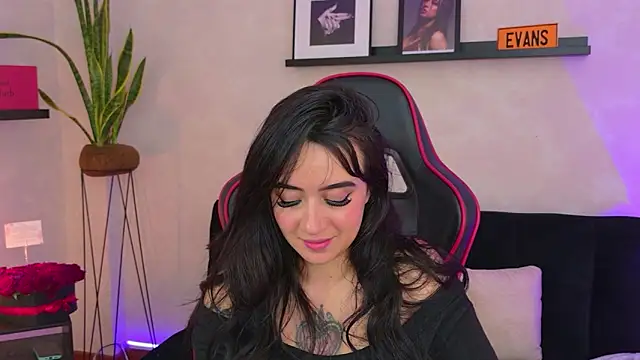 EmmyEvans1's Live XXX Chat