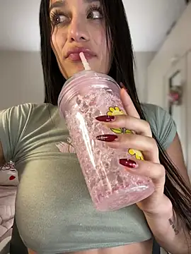 Emmily_19's Live XXX Chat