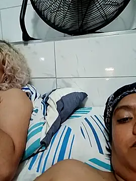 2Juicy_pussy's Live XXX Chat