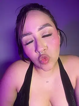 IvyyStone_ Chat XXX in diretta