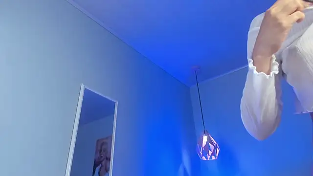 ela_petit Adlı Modelin Canlı XXX Sohbeti