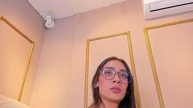 NahimiThompson's Live XXX Chat