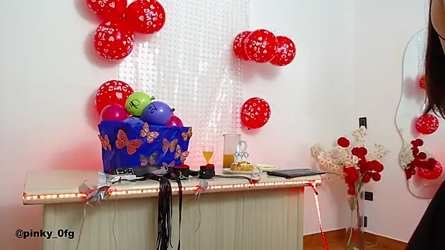 pinky_f00x's Live XXX Chat