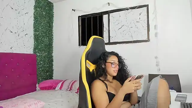 emily_stars1's Live XXX Chat