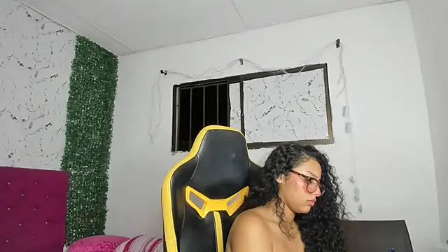 emily_stars1's Live XXX Chat