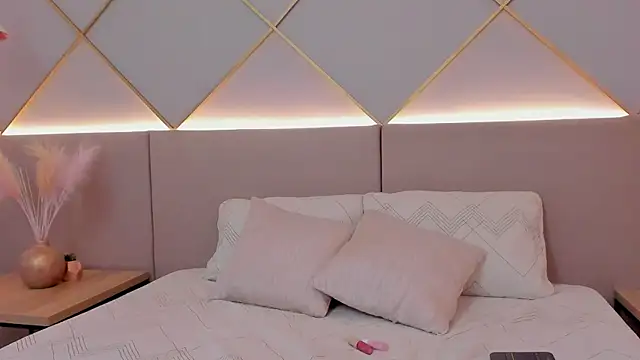 SophieeMills' Live XXX Chat