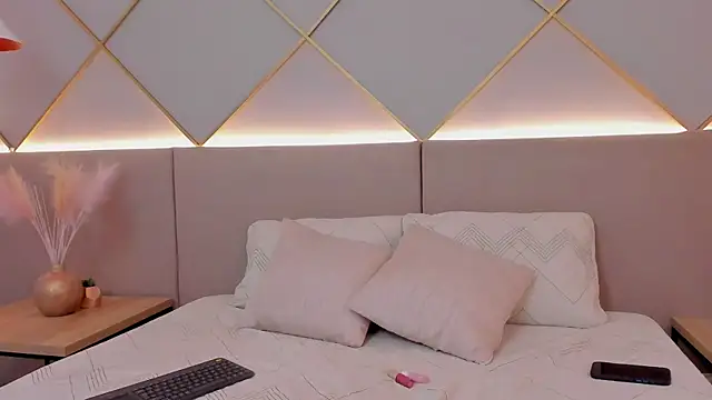 SophieeMills' Live XXX Chat