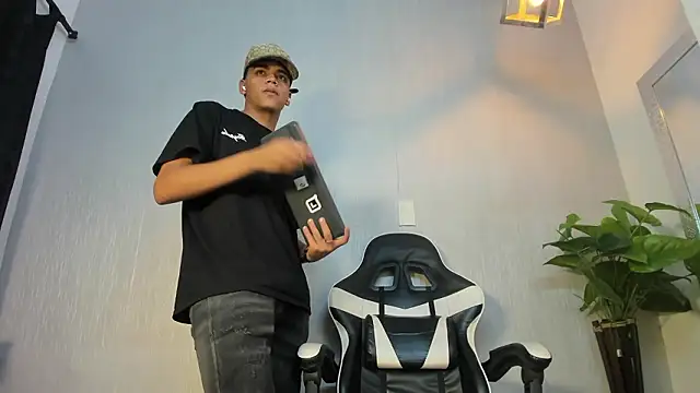 Isaac_Collins_'s Live XXX Chat