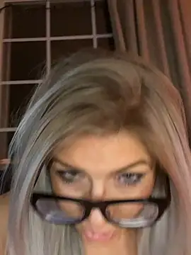 LittleMissEeve Adlı Modelin Canlı XXX Sohbeti