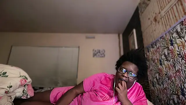 -Yagurlwest's Live XXX Chat