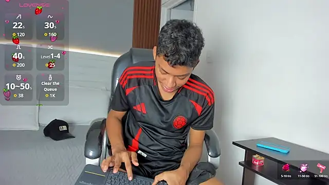 Brunette__boy Adlı Modelin Web Kamerası Şovu