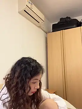 mimi_181: διαδικτυακό σόου στην κάμερα