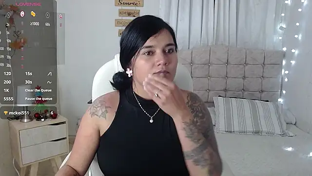 mia_traveluxe's Live XXX Chat