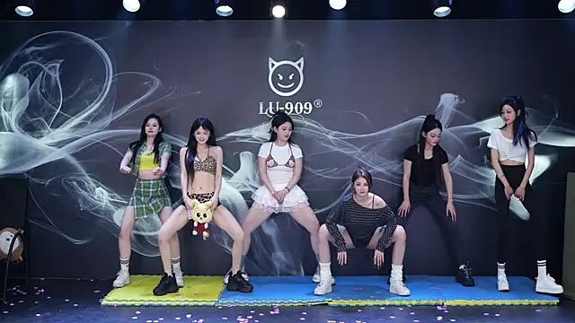 LU-909-'s Live XXX Chat