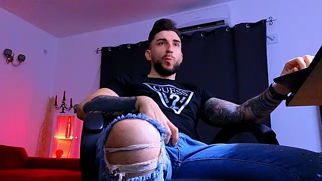 MightyAaron66's Live XXX Chat